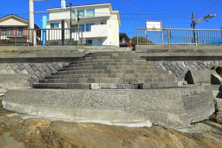 稲村ヶ崎近くの海への階段