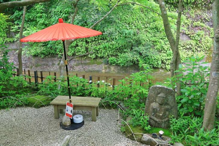 一条恵観山荘の赤い傘