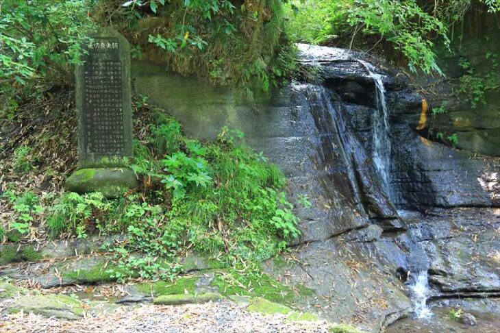 朝夷奈切通碑と三郎の滝