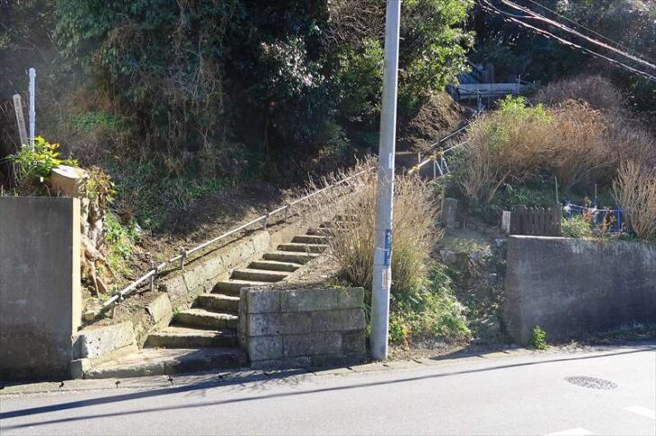 極楽寺駅前の墓地への階段