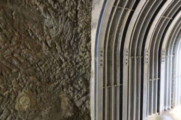 扇ガ谷1丁目奥の素掘りトンネル