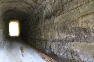 佐助にある個人管理の素掘りトンネル
