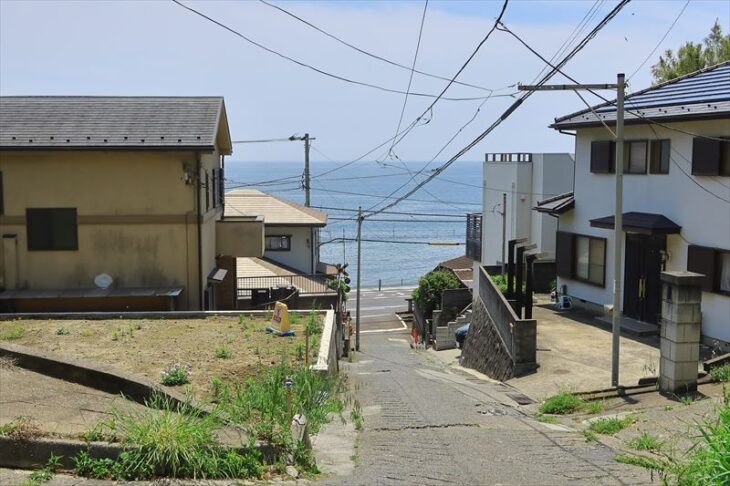 腰越切通（仮称）から見た海