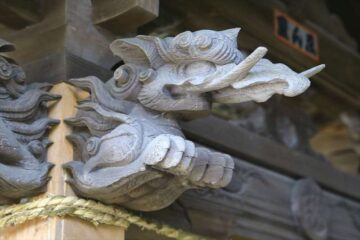 蛭子神社の手水舎の木彫りの象