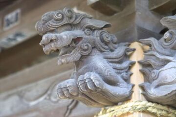 蛭子神社の手水舎の木彫りの獅子