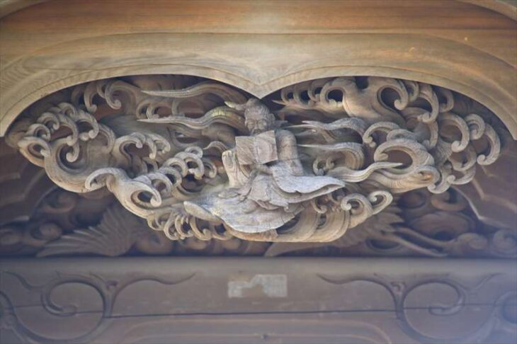 蛭子神社の社殿の木彫り像