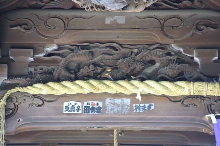 蛭子神社の社殿の木彫りの龍