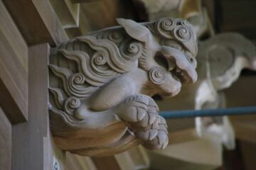 八雲神社 拝殿の木彫りの獅子像