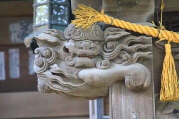 八雲神社 拝殿の木彫りの獅子像