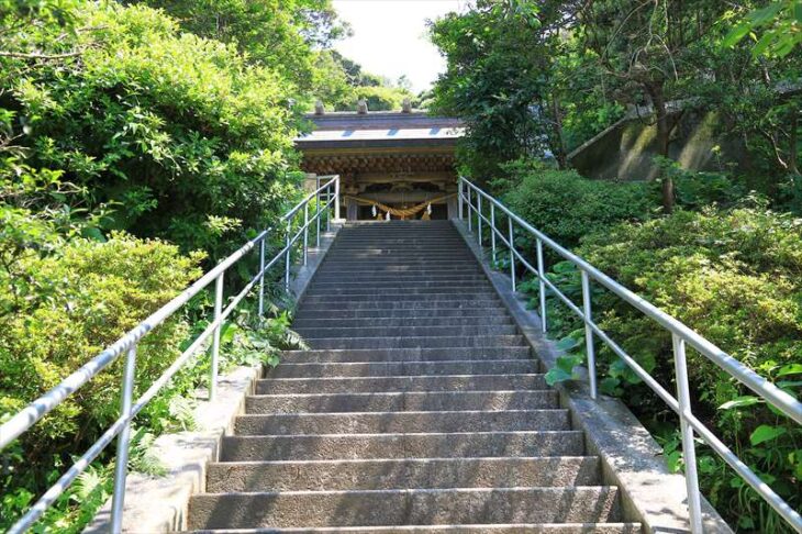 甘縄神明宮の参道の階段