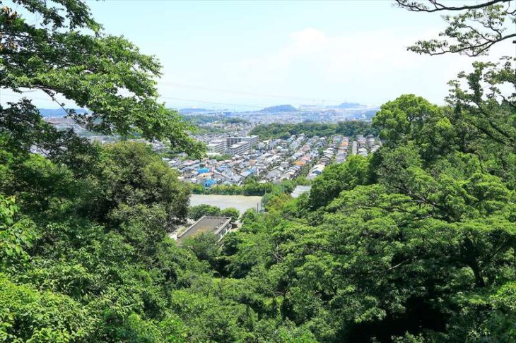 朝比奈小学校と金沢八景方面の景色