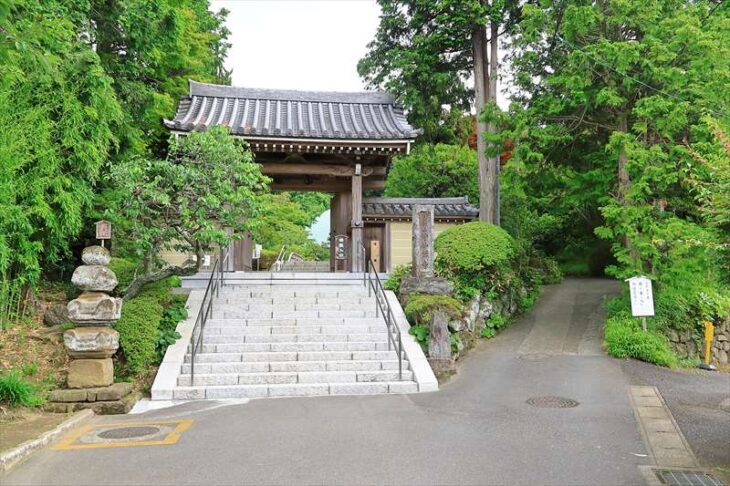浄妙寺の山門前