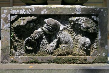 朝比奈町の熊野神社の石灯籠の唐獅子牡丹