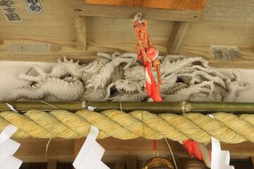 五所神社 神輿殿の龍の木彫り