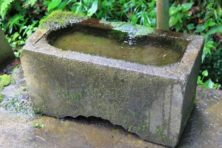白山神社の手水鉢
