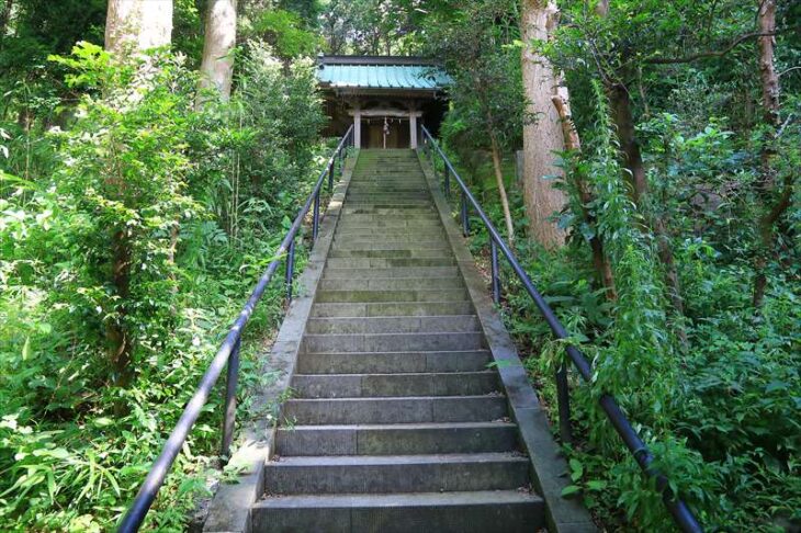 梶原御霊神社の本殿への階段