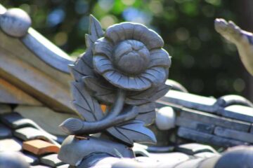 大船の熊野神社の屋根の牡丹瓦