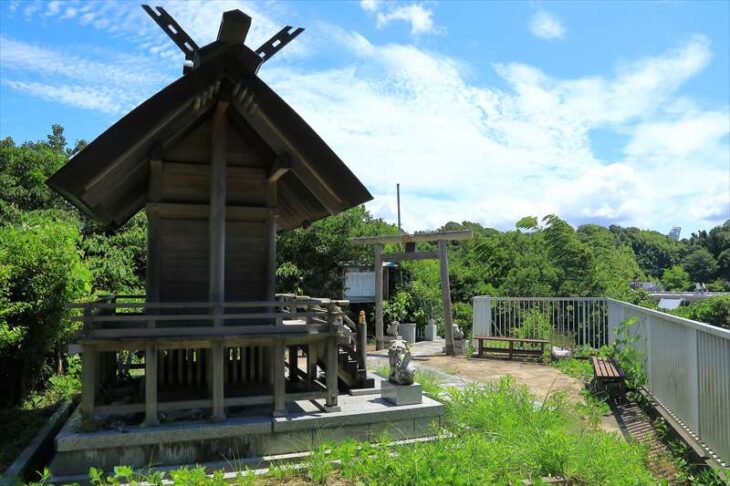 岡本神社の境内
