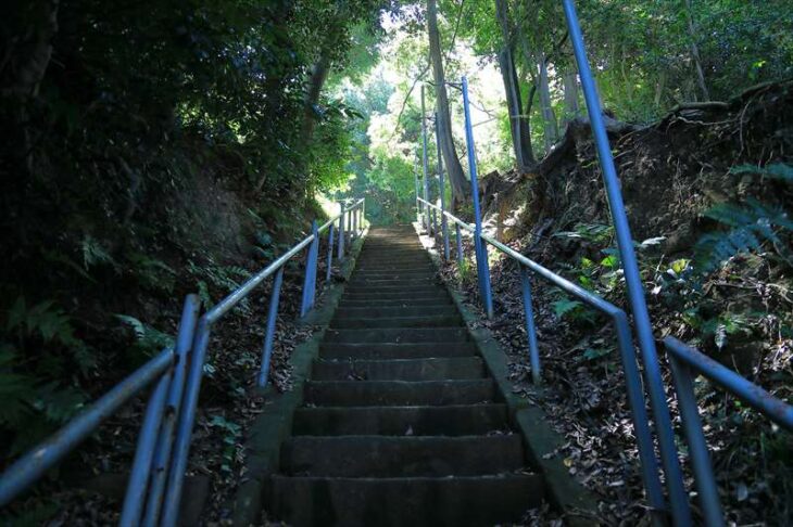 岡本の神明神社の階段