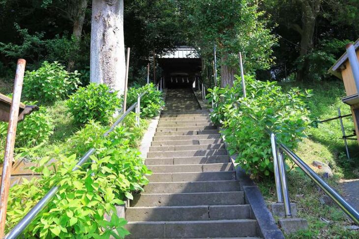 常盤八雲神社の参道の階段