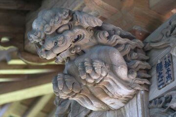 常盤八雲神社の社殿の唐獅子