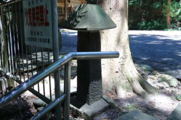 諏訪神社の石灯籠