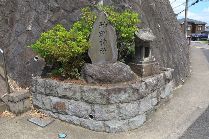 台 神明神社の社号標と小祠