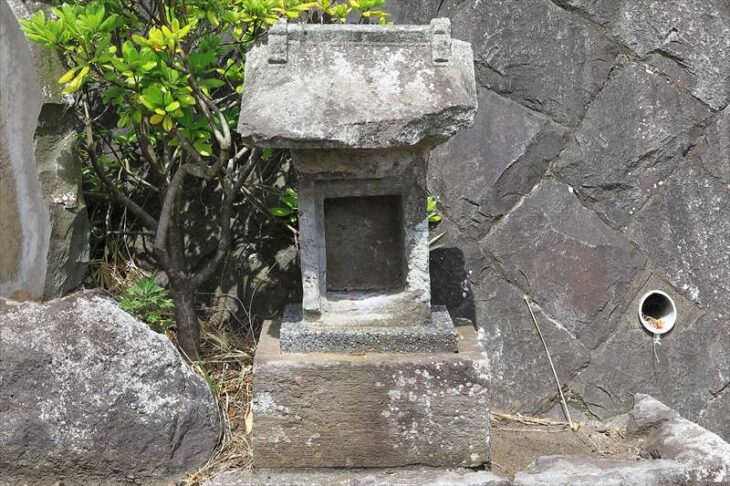 台 神明神社の石祠