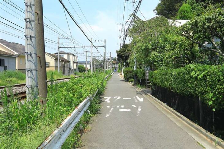 北鎌倉駅近くの横須賀線と並走した道