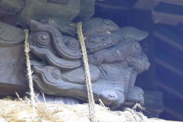 鎌倉の厳島神社の唐獅子の木彫像