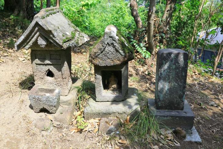 子守神社の小祠と石塔