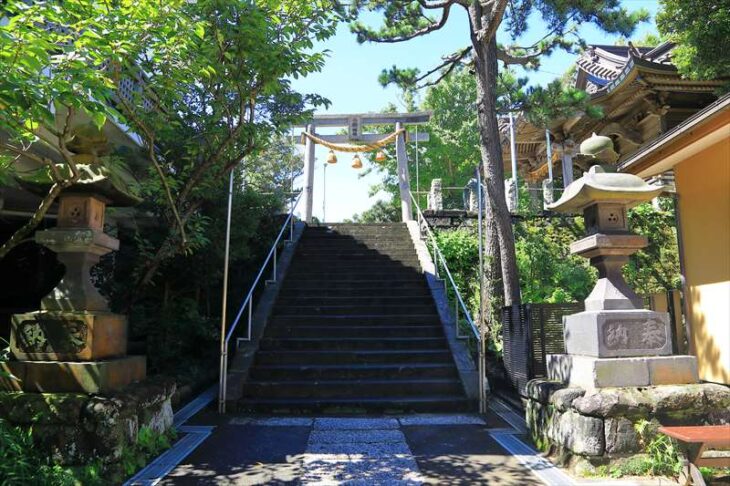 小動神社 階段と二の鳥居