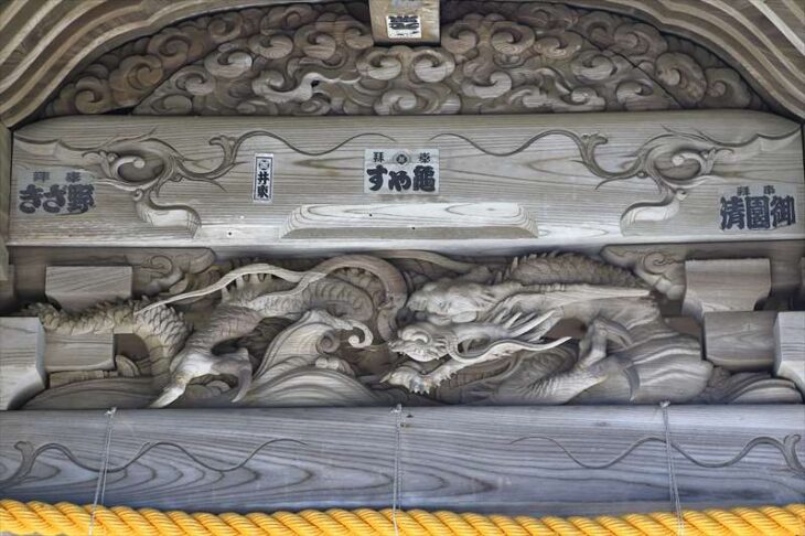 小動神社の木彫りの龍神