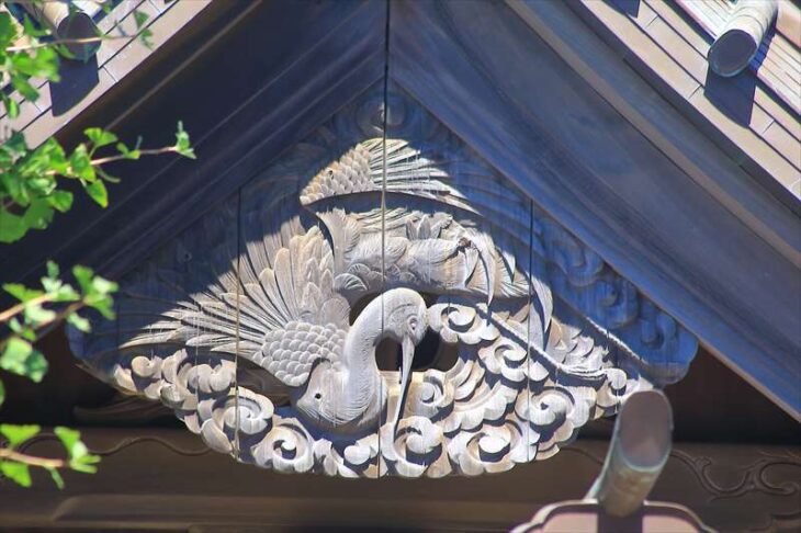 小動神社の社殿の装飾の鶴