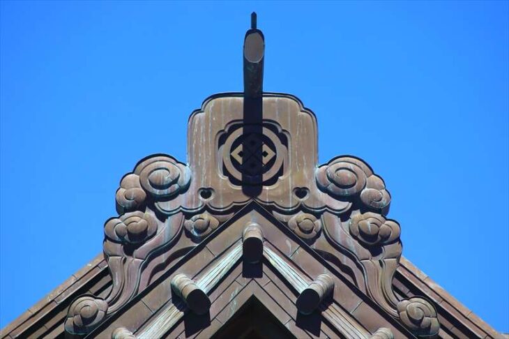 小動神社の社殿の鬼瓦