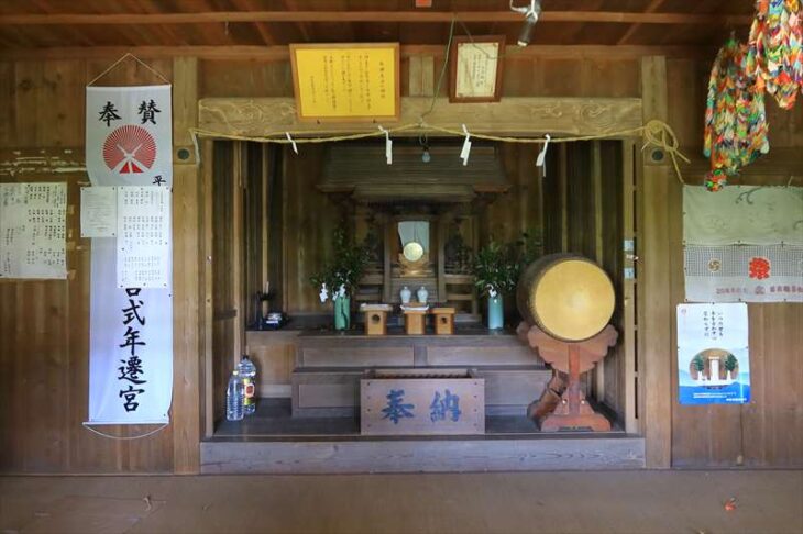 三嶋神社の社殿の中