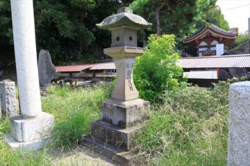 龍口明神社 元宮の石灯籠