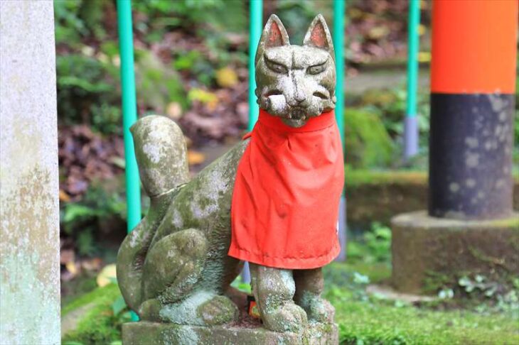 佐助稲荷神社の鳥居の参道のお狐様