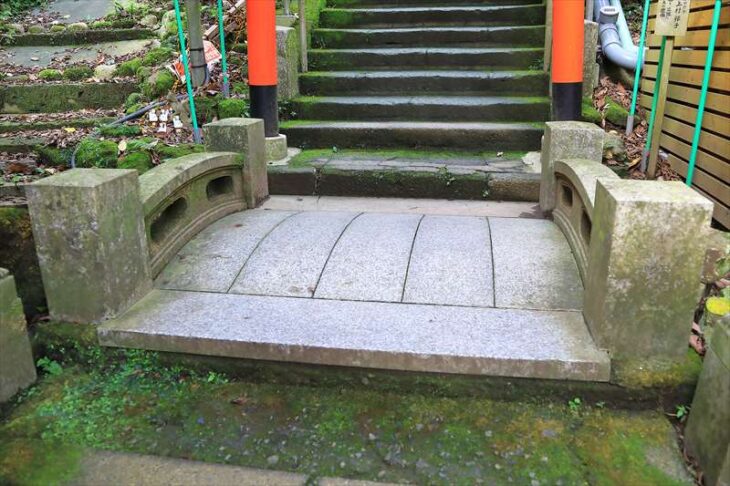 佐助稲荷神社の鳥居の参道の石橋
