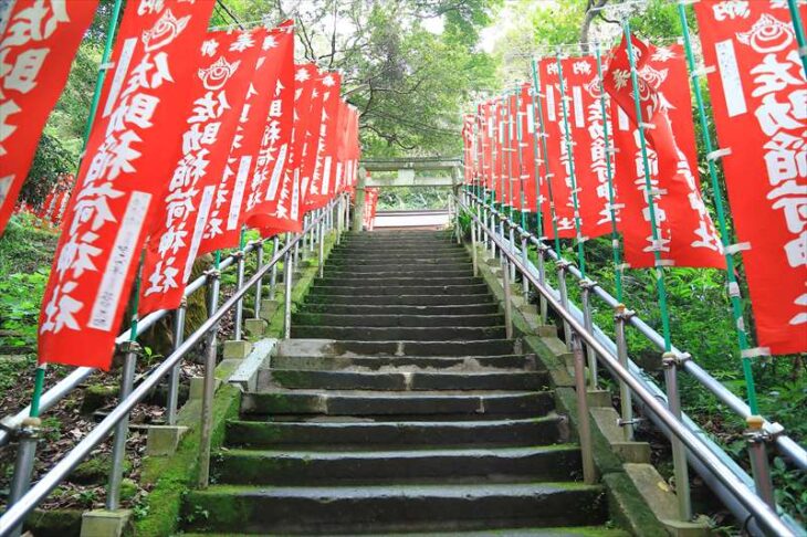 佐助稲荷神社の鳥居の参道の階段