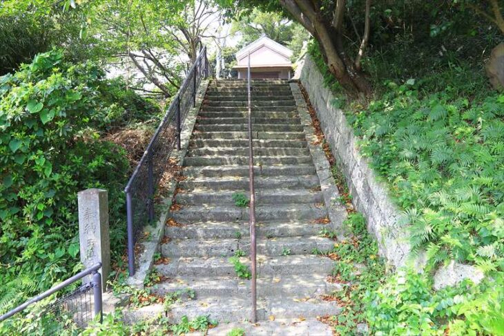 山ノ内の八雲神社の階段