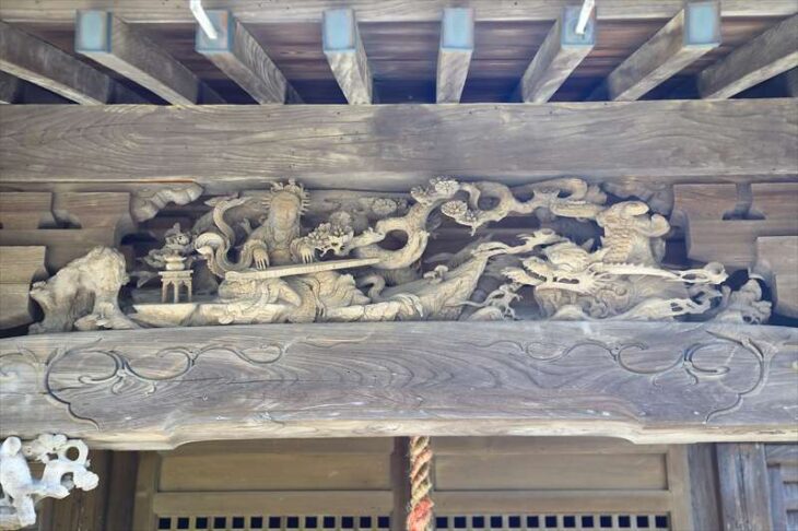 山ノ内の八雲神社の軒下の木像