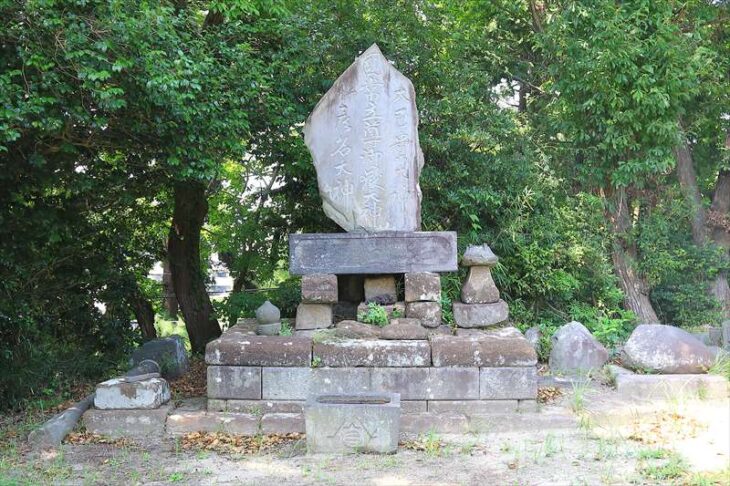 山ノ内の八雲神社の石碑