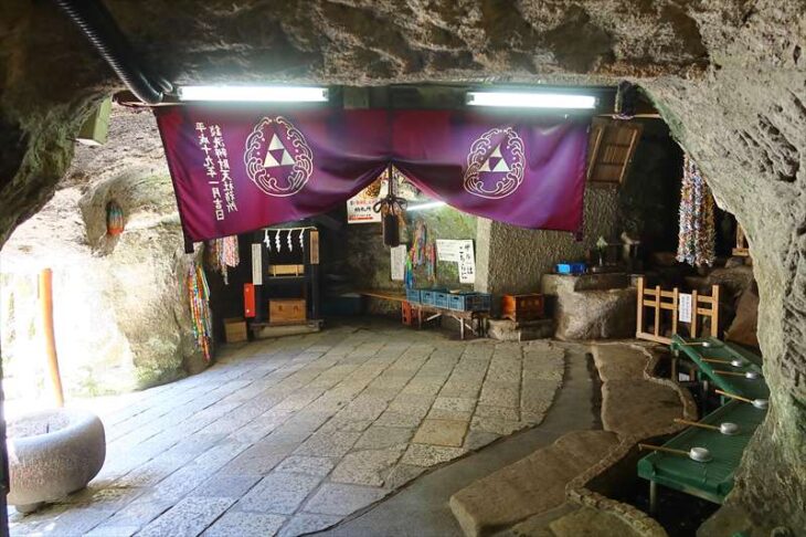 銭洗弁財天宇賀福神社の洞窟