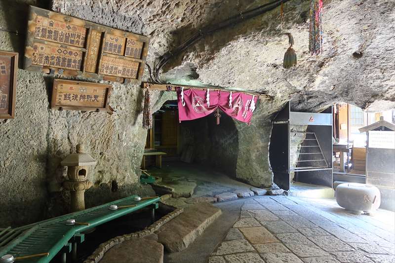 銭洗弁財天宇賀福神社の洞窟