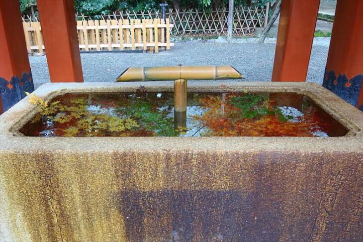 鶴岡八幡宮の紅葉手水