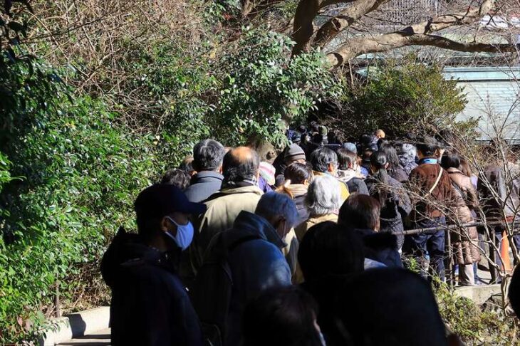 鎌倉宮の正式参拝に並ぶ人達