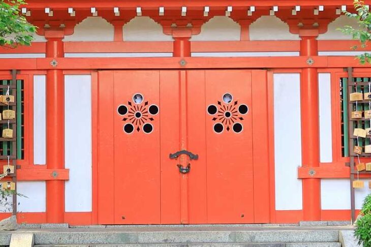 荏柄天神社の拝殿、戸が閉じた状態