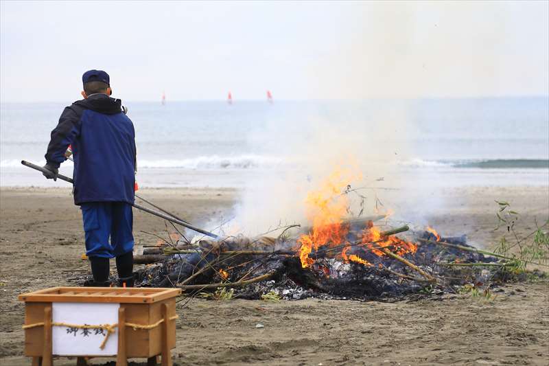 五所神社の材木座海岸で行われたどんど焼き