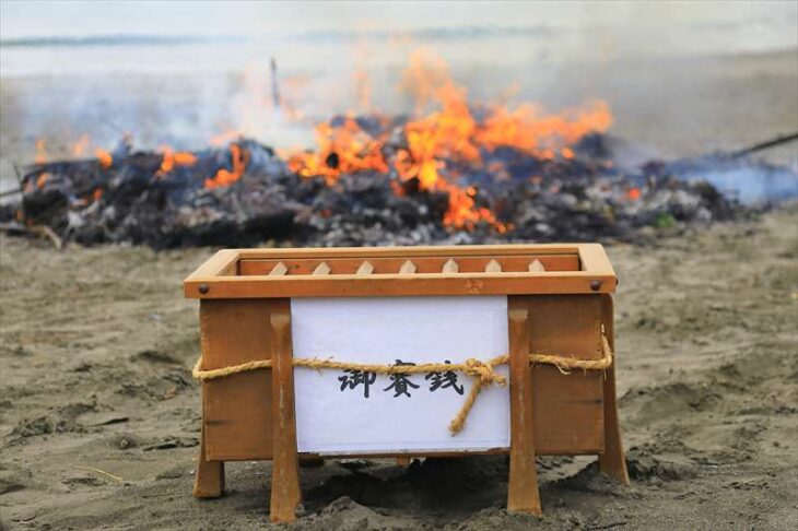五所神社の材木座海岸で行われるどんど焼き